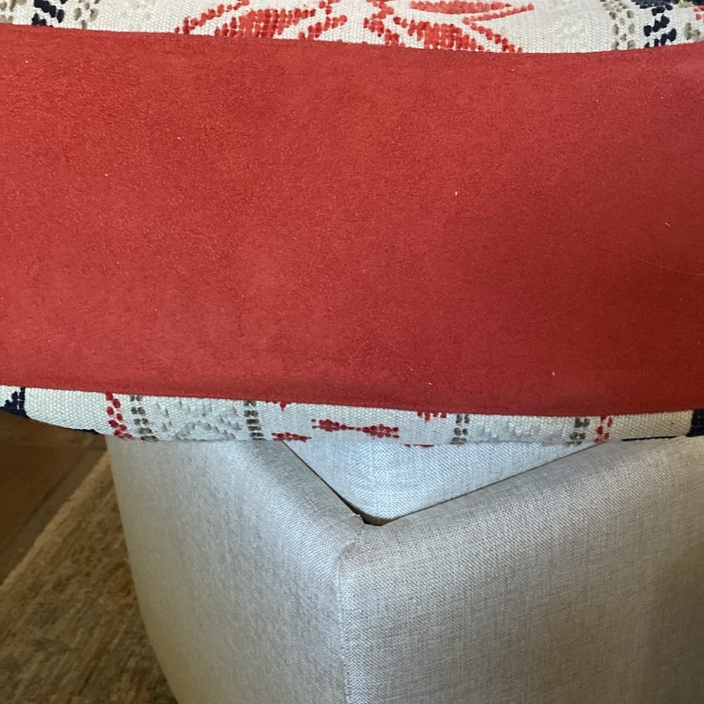 Elegant Black and Red Tote with Nordic Flair - Picture 2 of 8
